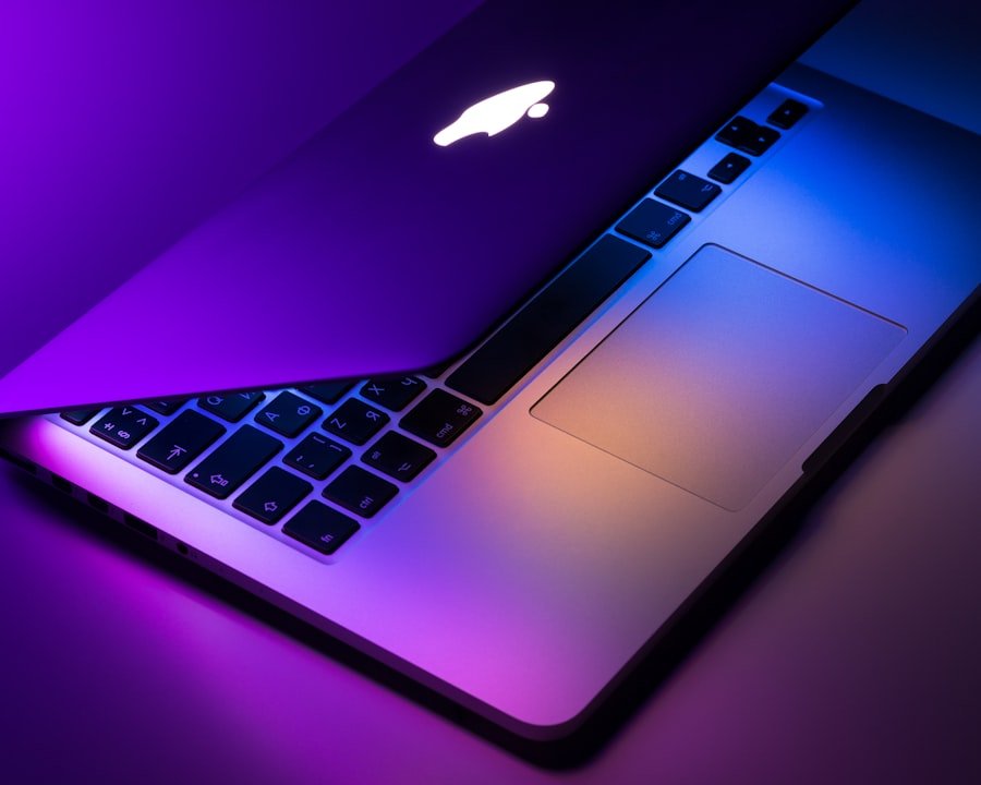 لابتوب MacBook Air نحيف بإضاءة عصرية على سطح مكتب