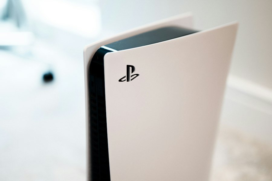 جهاز ألعاب منزلي PlayStation 5 باللون الأبيض والأسود